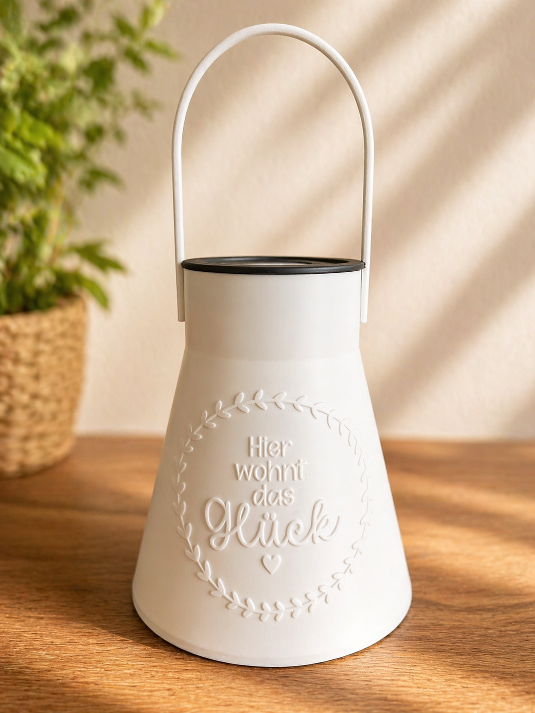 Solarlampe „Hier wohnt das Glück“ – Gartenlampe mit Solareinsatz