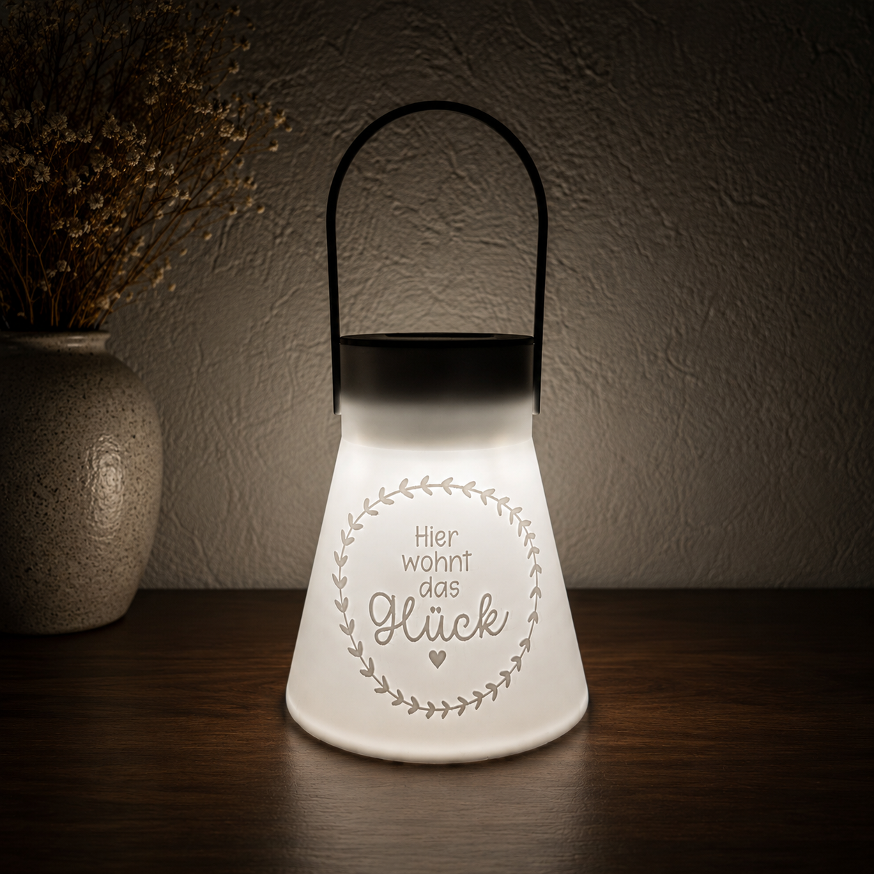 Solarlampe „Hier wohnt das Glück“ – Gartenlampe mit Solareinsatz
